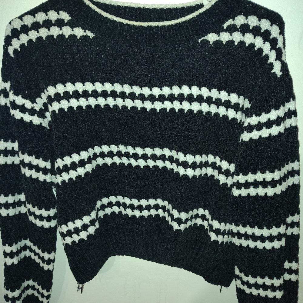 Chic Striped Crew Neck Sweater Small